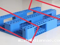 托盘腿部网格总是会卡在输送线上的链条上，如何解决？