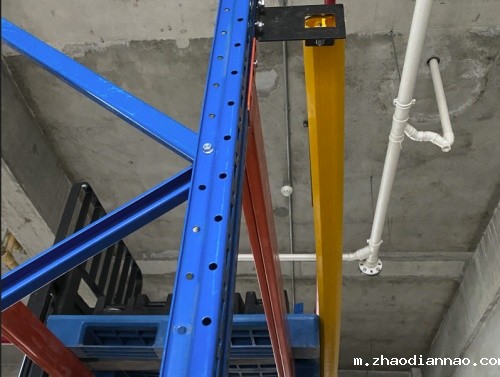 货架背挡杆设计与安全考量