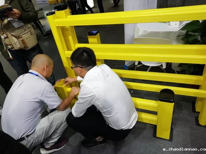 悠米下载安卓版工作人员现场与来访用户讲解产品