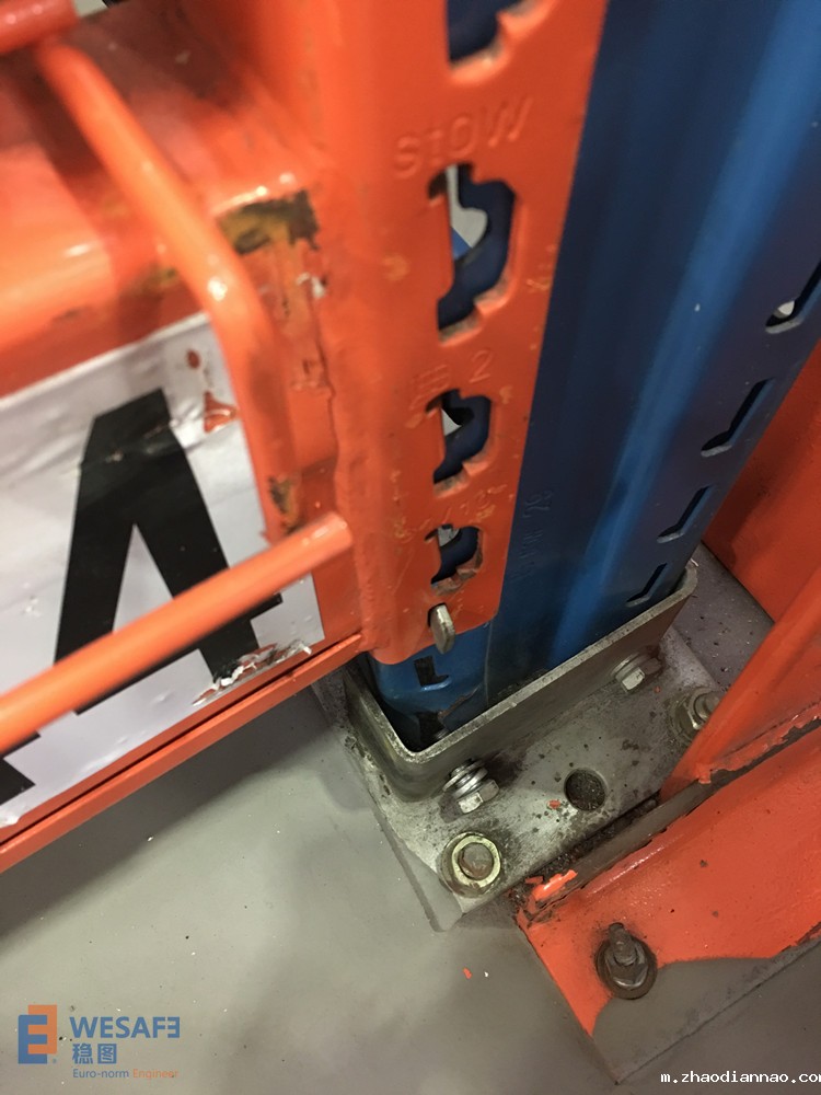 货架立柱地板连接螺丝松动